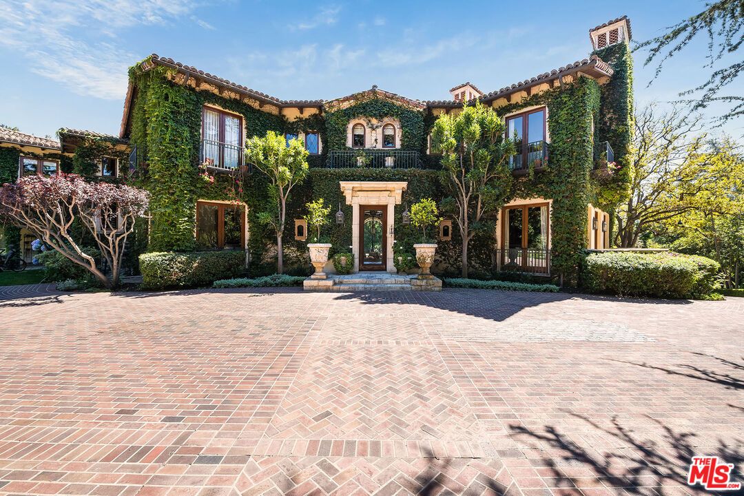 Exterior, Facade, Mediterranean