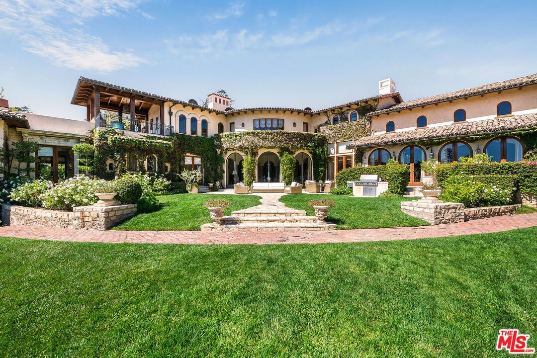 Backyard, Exterior, Facade, Outdoor Kitchen, Mediterranean