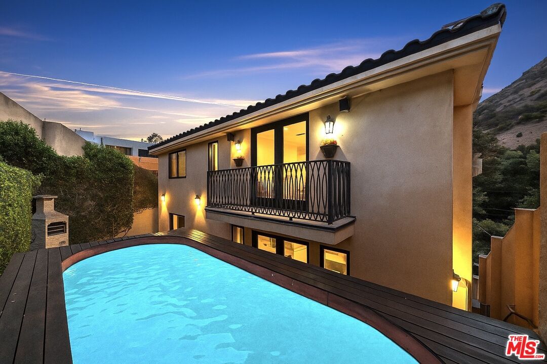 Exterior, Pool
