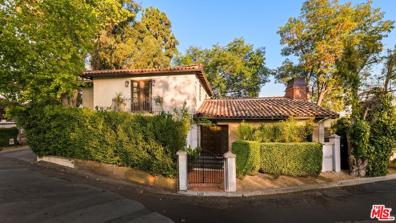 Exterior, Facade, Mediterranean