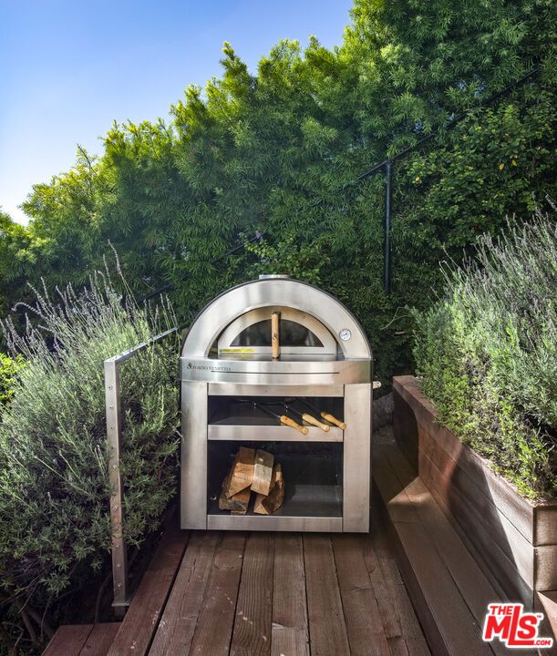 Exterior, Fireplace, Outdoor Kitchen