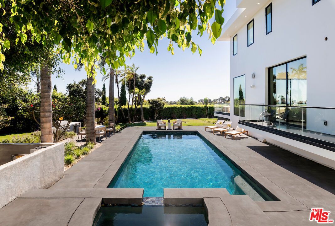 Exterior, Pool, Water