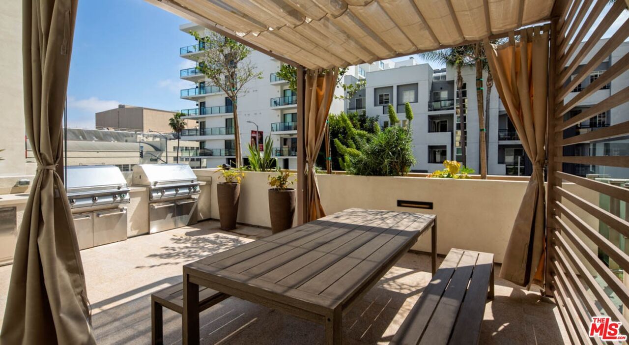 Exterior, Outdoor Kitchen