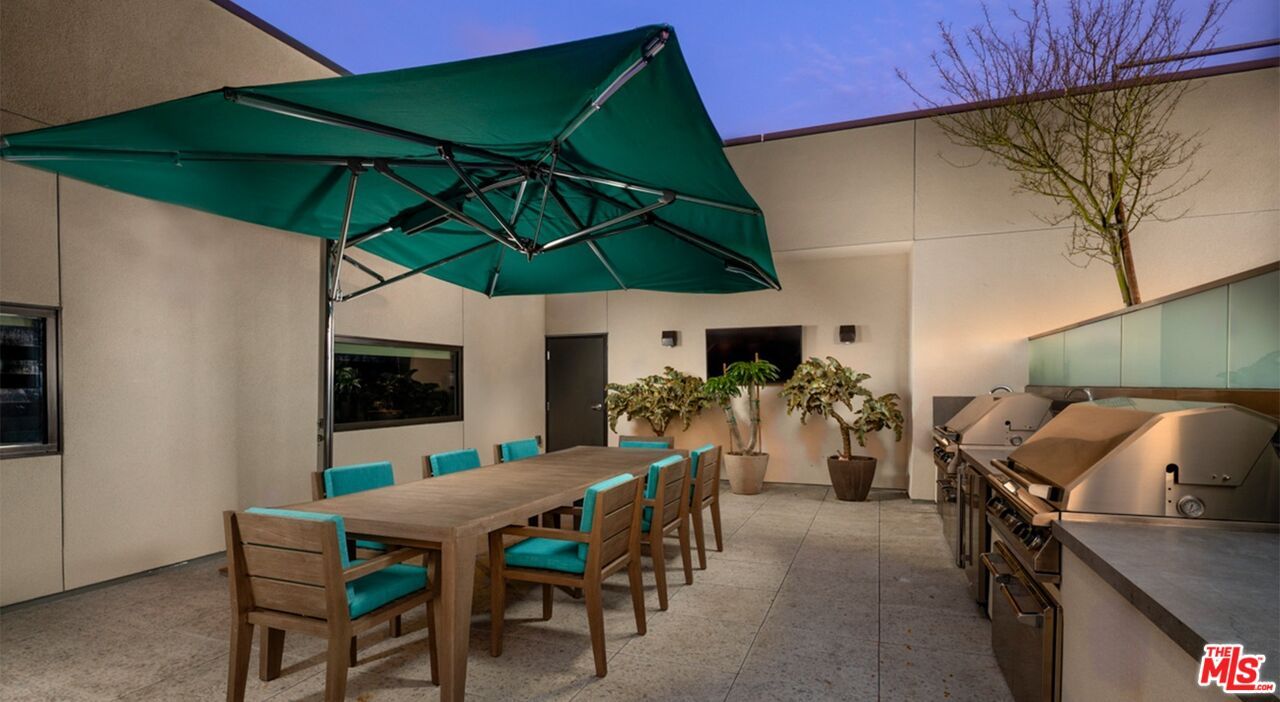 Exterior, Outdoor Kitchen