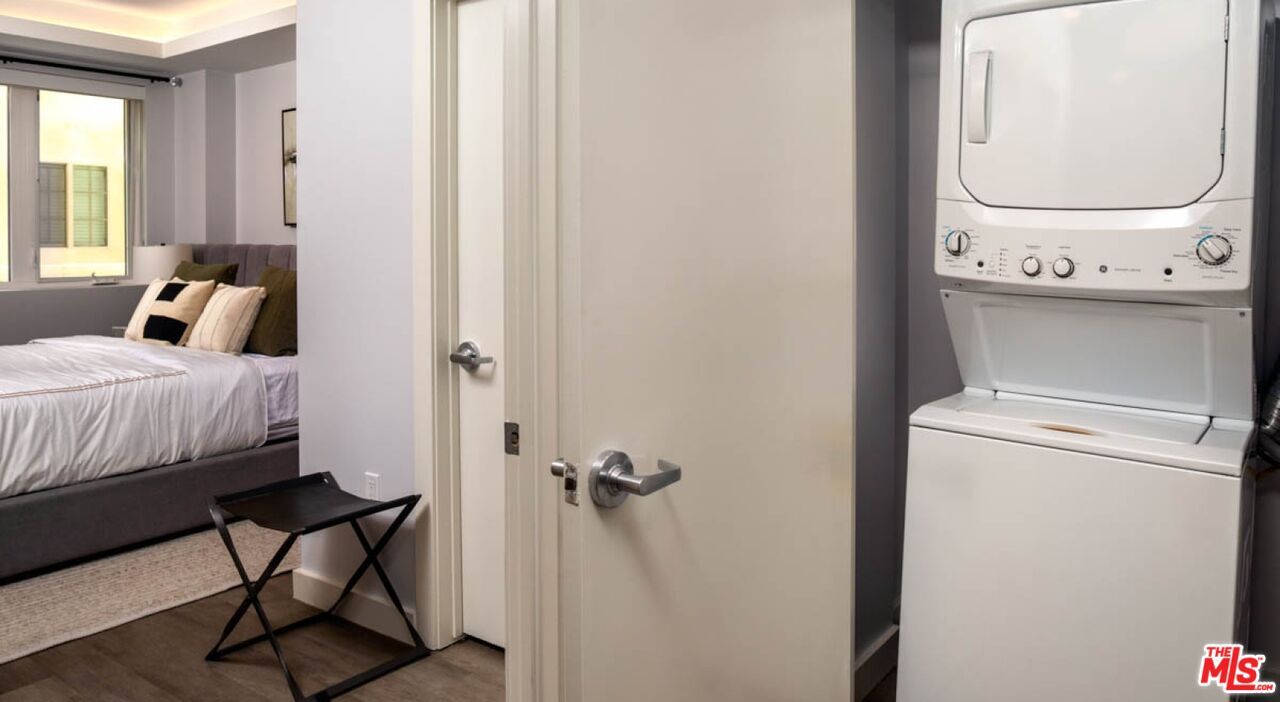 Bedroom, Interior, Utility Closets, Washer, Wood Texture Flooring