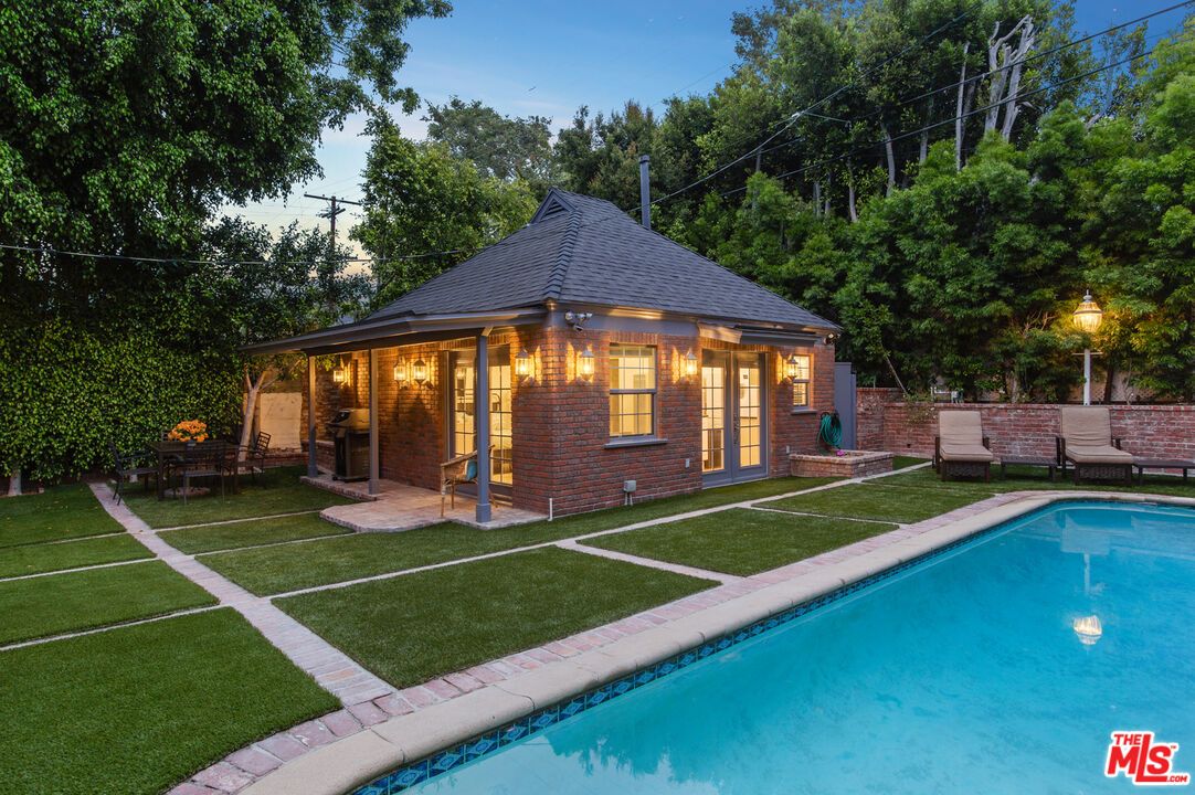 Exterior, Pool