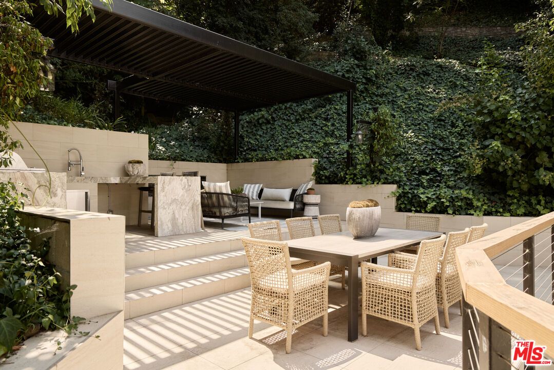 Exterior, Outdoor Kitchen
