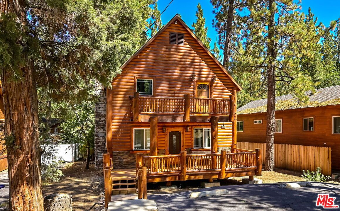 Exterior, Facade, Log Home