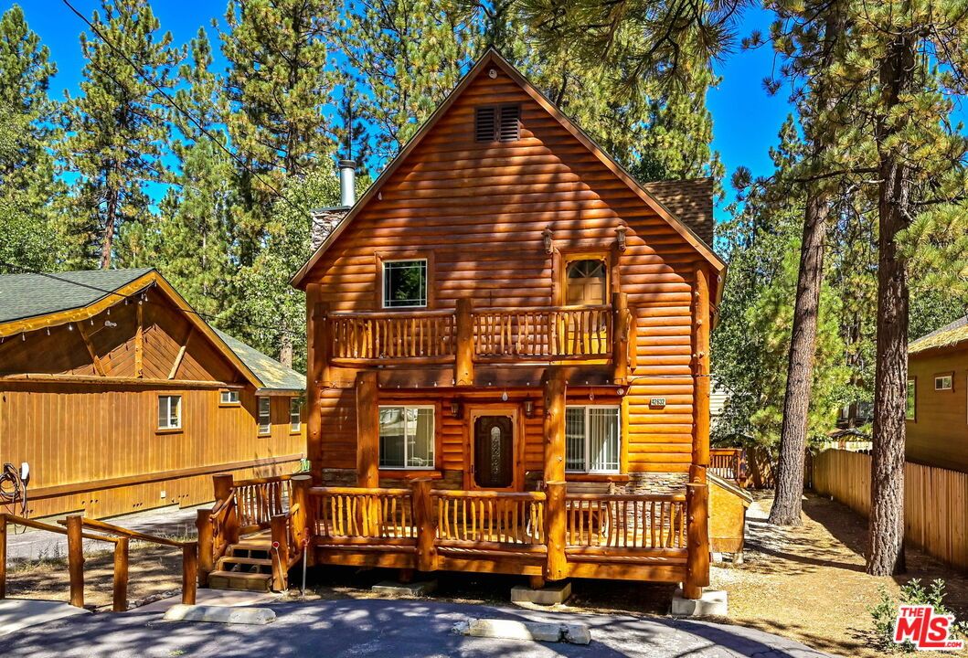 Exterior, Facade, Log Home