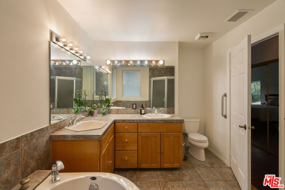 Bathroom, Dual Sink Vanities, Interior