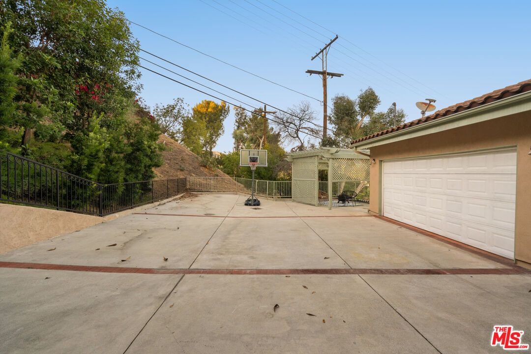 Detached Garage, Exterior