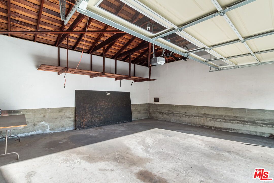 Garage, Interior, Wooden Beams