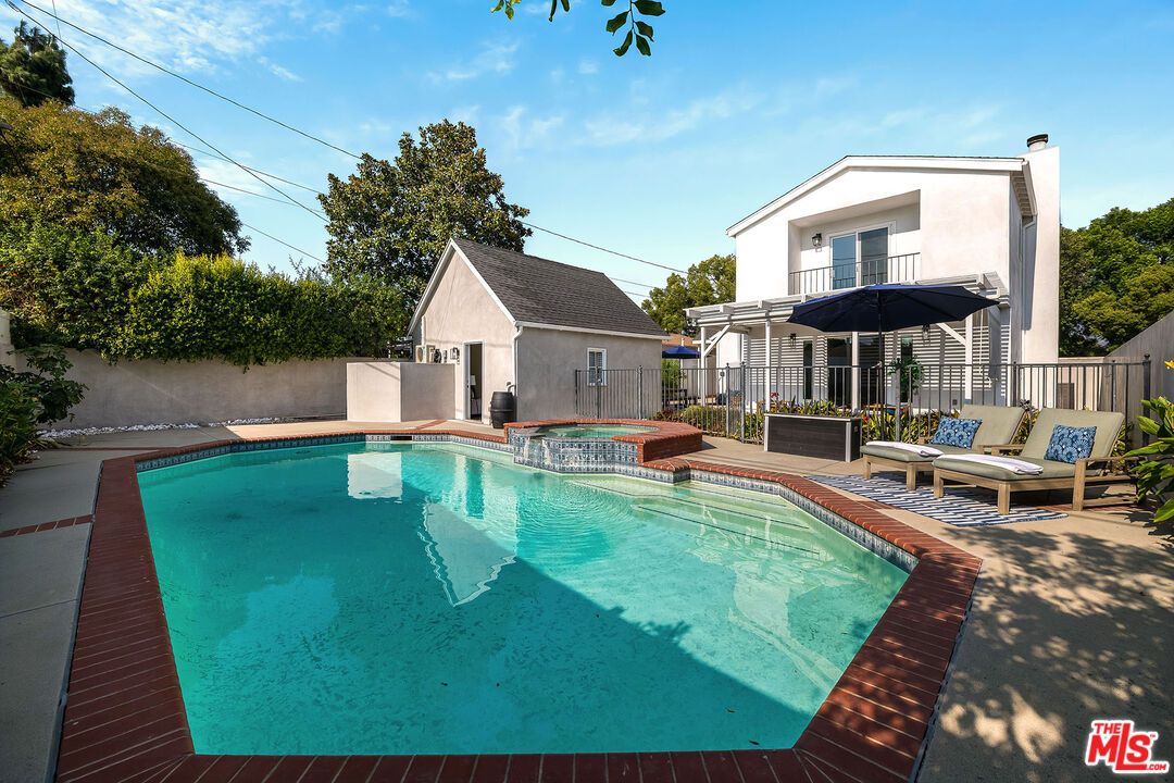 Exterior, Pool