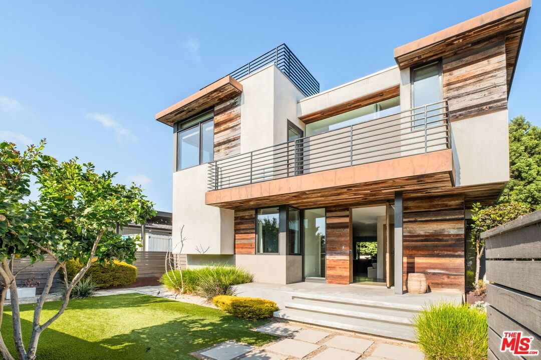 Backyard, Exterior, Facade, Modern