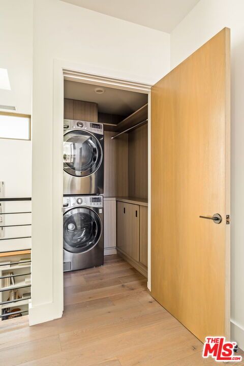 Interior, Utility Closets, Washer, Wood Texture Flooring