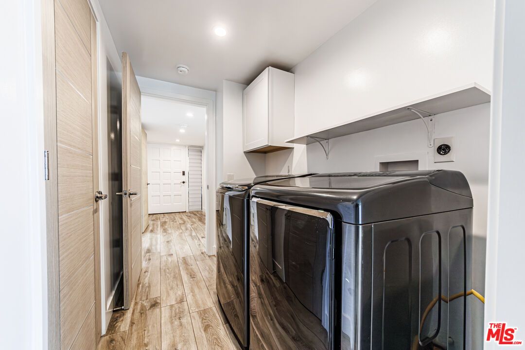 Interior, Recessed Lighting, Washer, Wood Texture Flooring
