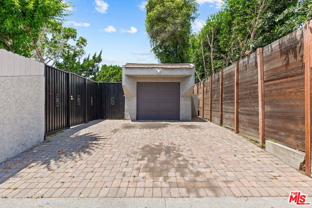 Detached Garage, Exterior