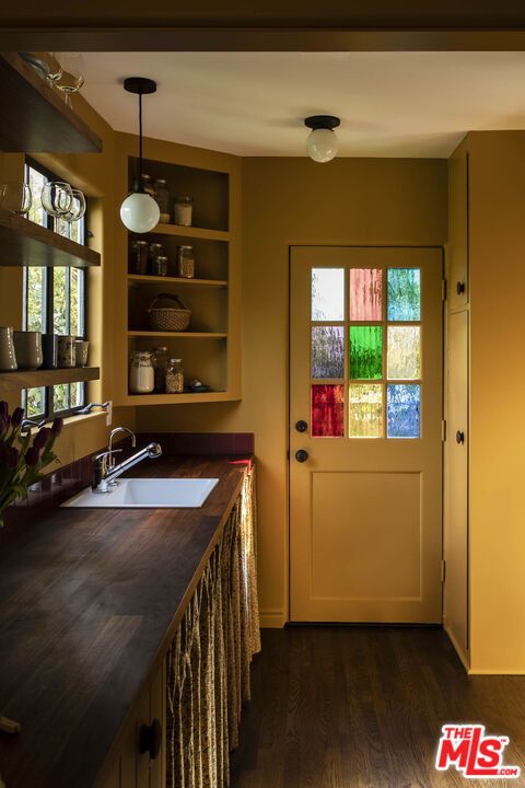 Interior, Pendant Lights, Wood Texture Flooring