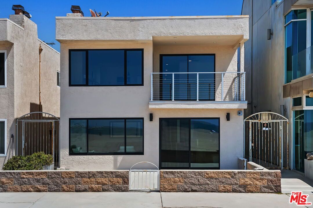 Exterior, Facade, Modern