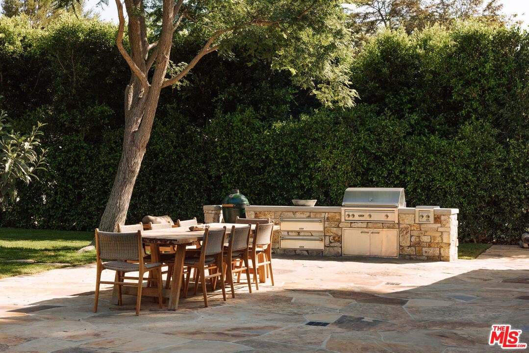 Exterior, Outdoor Kitchen
