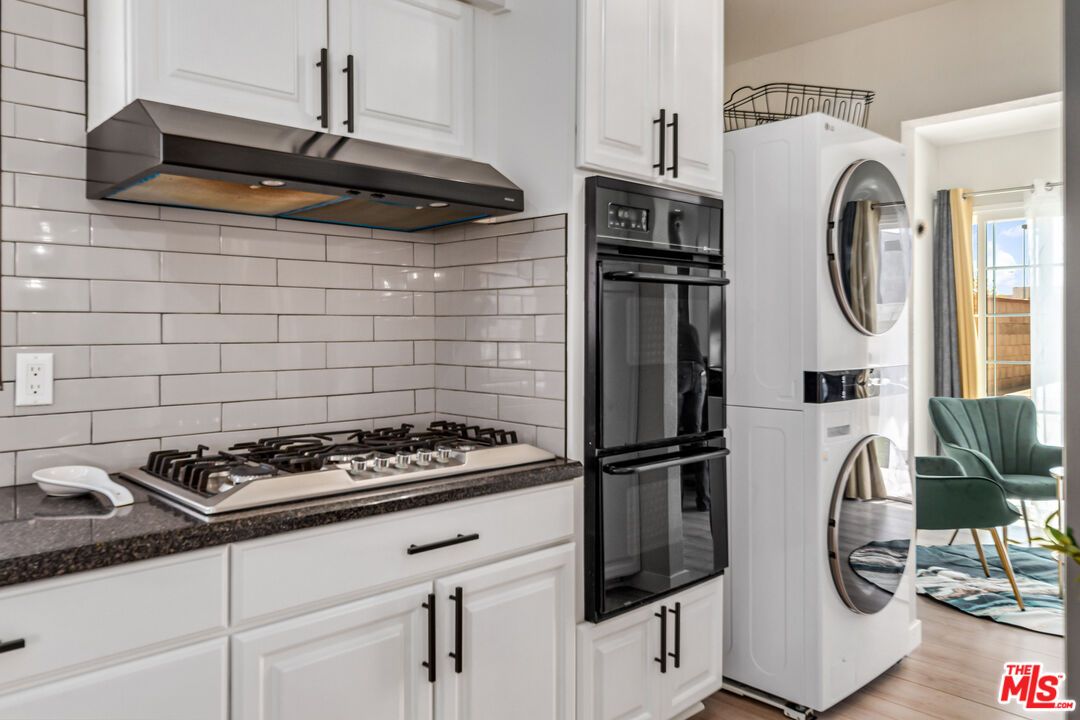 Interior, Kitchen, Washer, Wood Texture Flooring