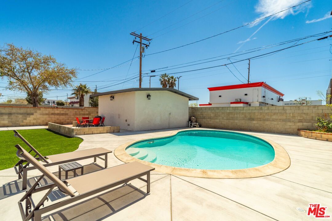 Exterior, Pool