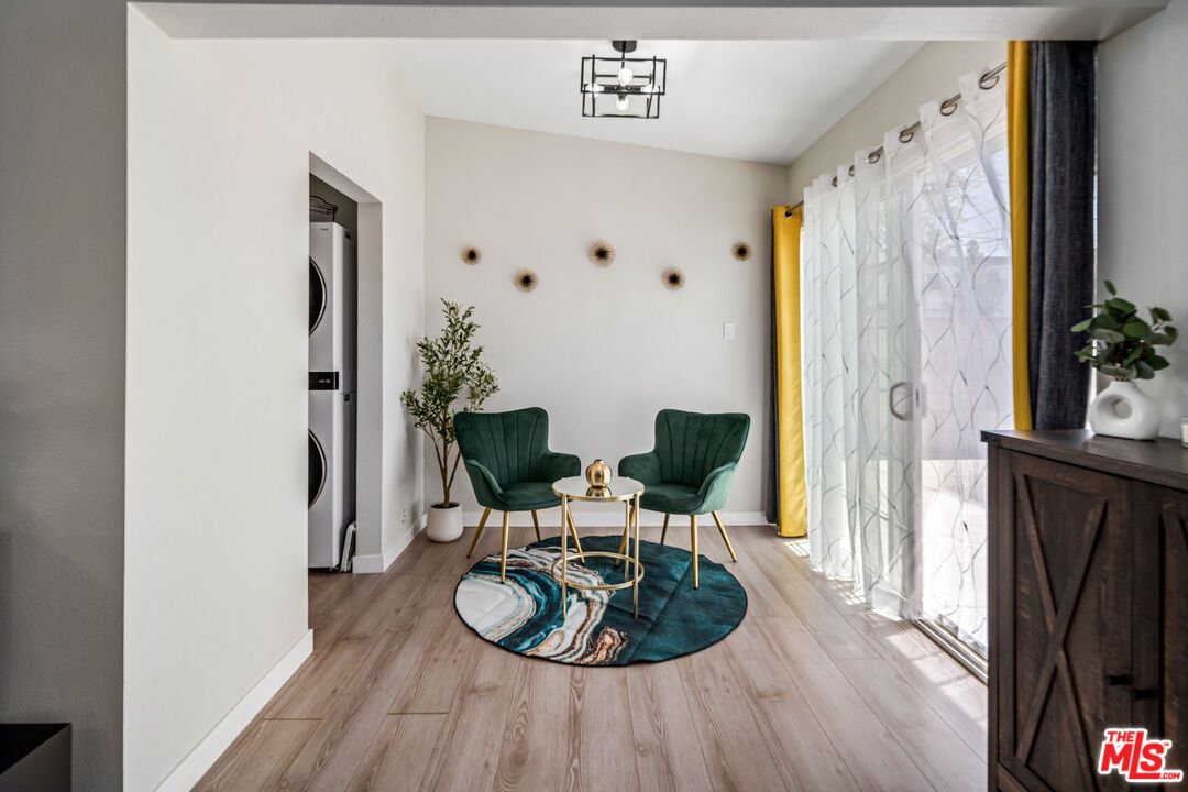 Interior, Washer, Wood Texture Flooring