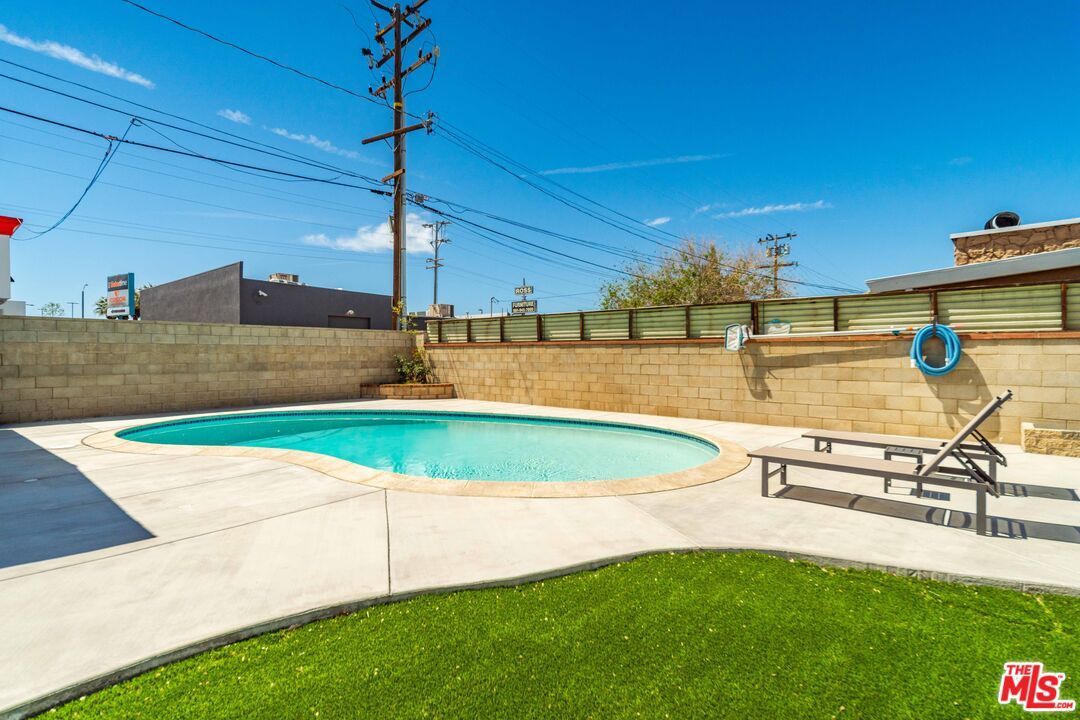 Exterior, Pool