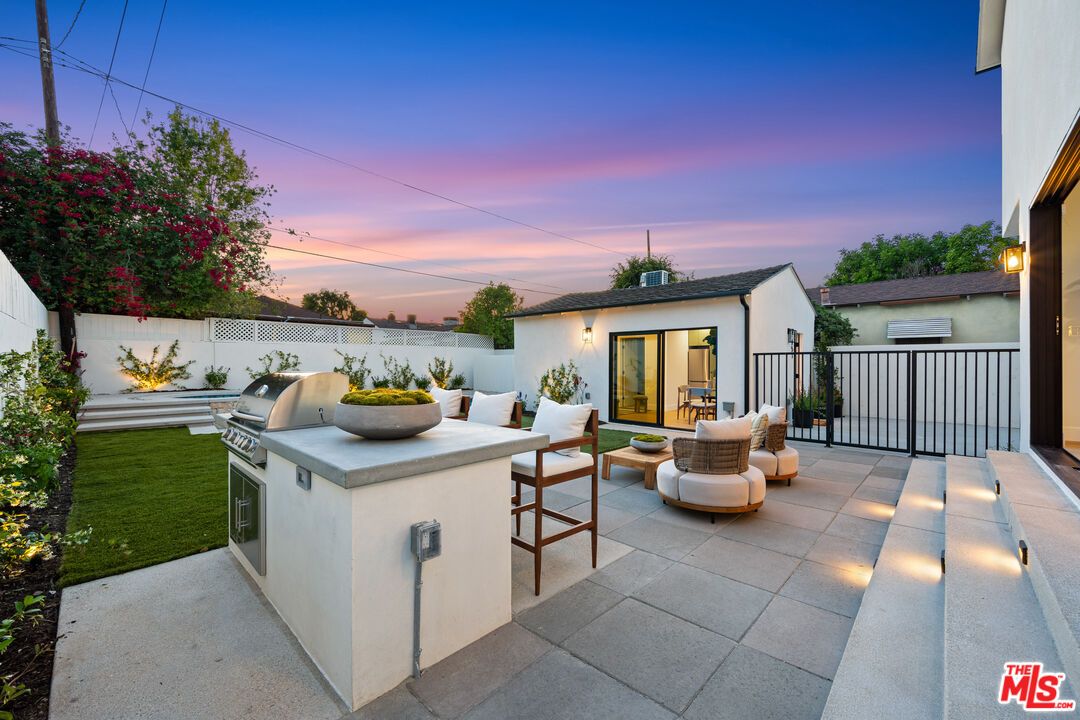 Backyard, Exterior, Outdoor Kitchen