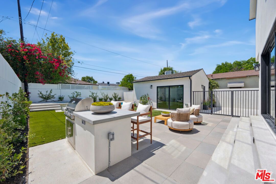 Backyard, Exterior, Outdoor Kitchen
