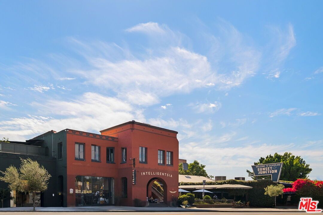 Exterior, Facade, Modern