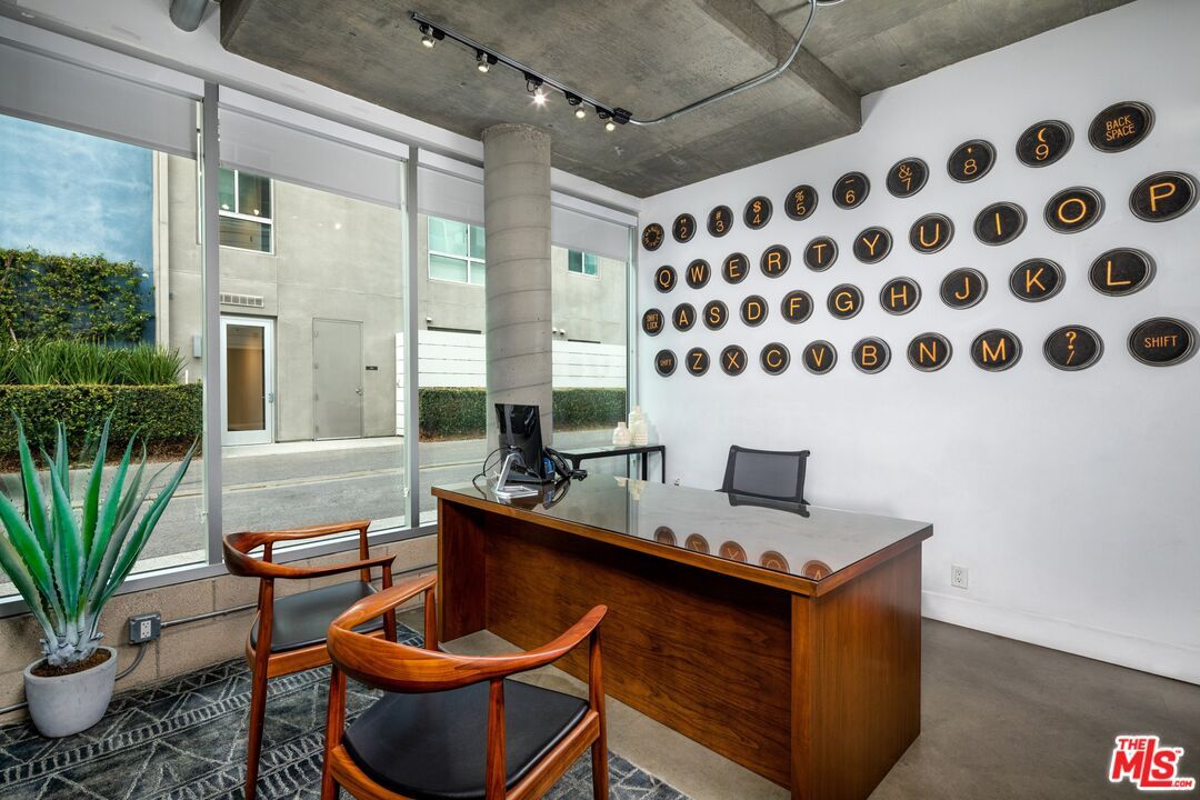 Home Office, Interior
