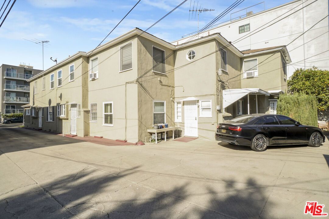 Attached, Exterior, Facade, Rowhouse