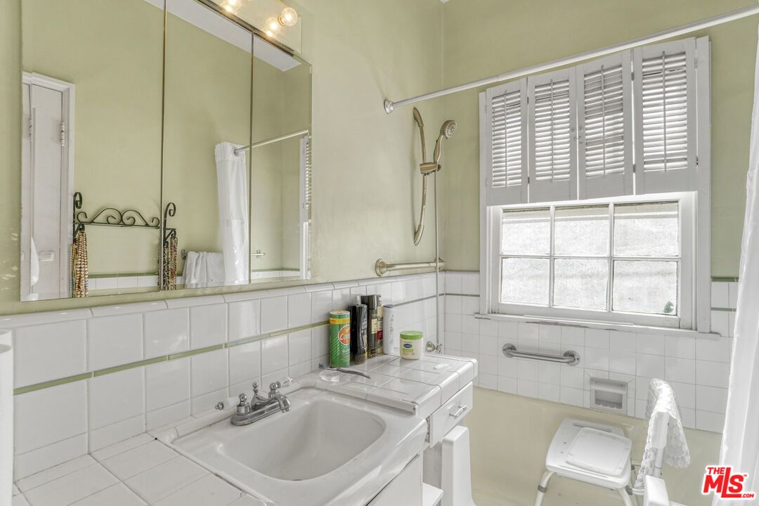 Bathroom, Interior, Tile Countertops