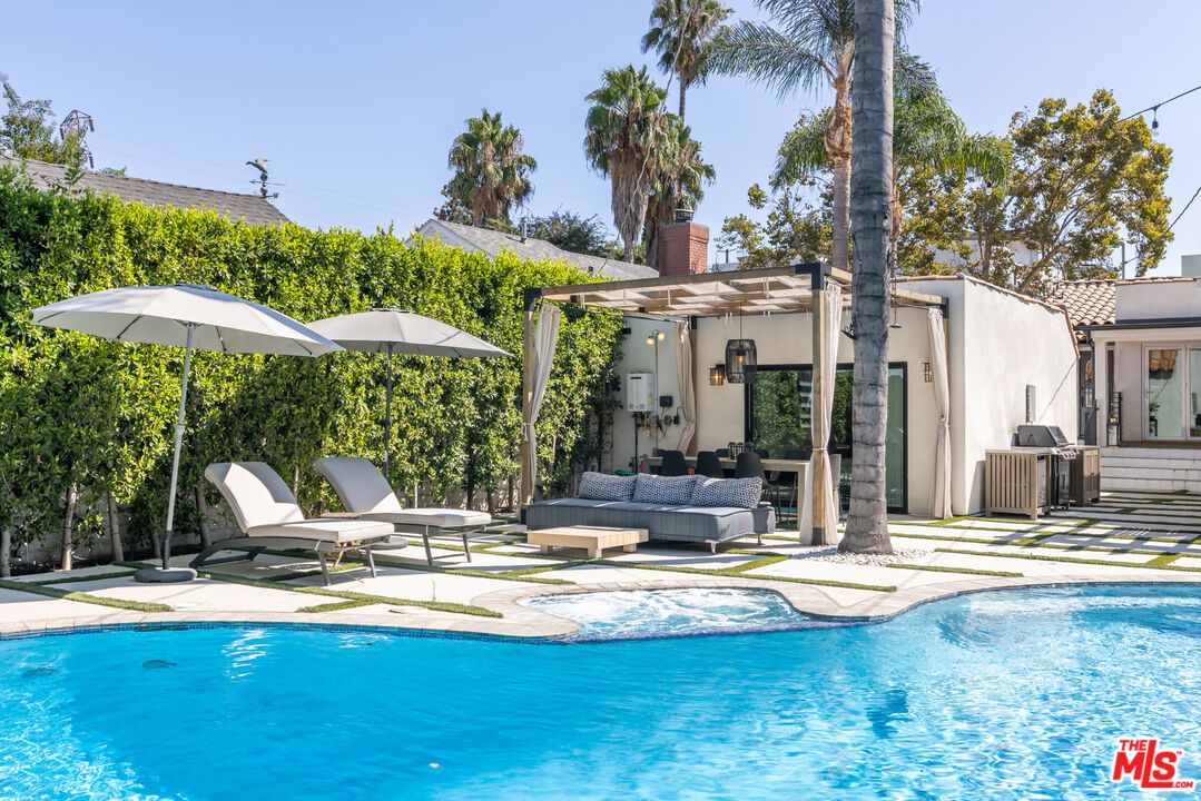 Exterior, Pool