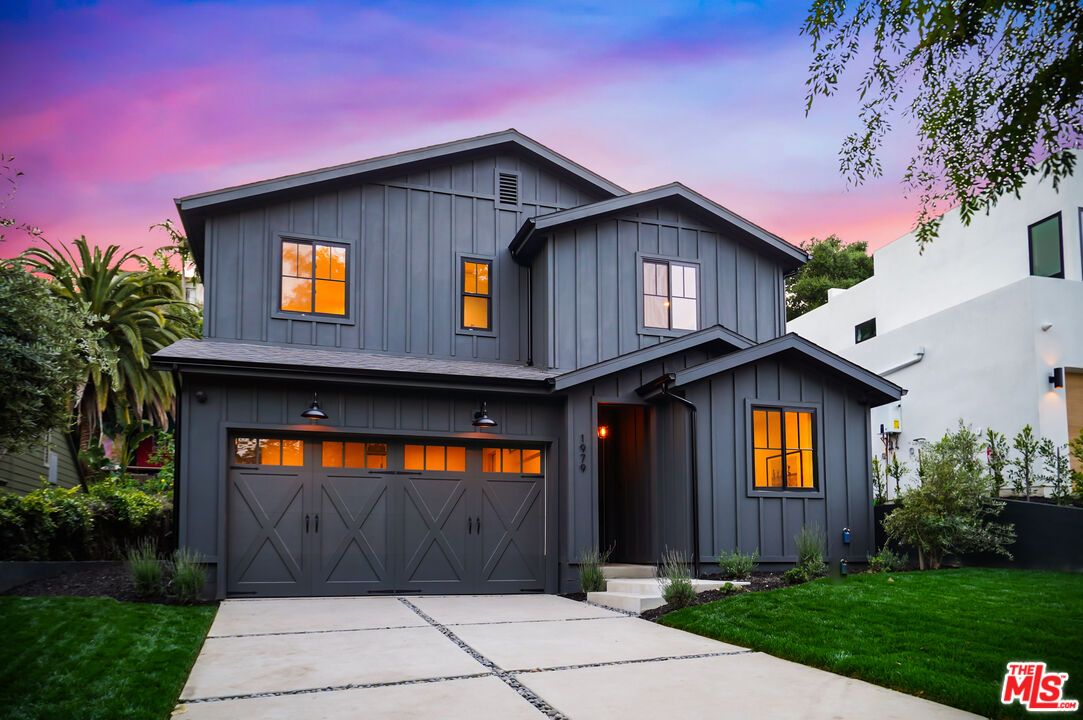 Attached, Exterior, Facade, Farmhouse