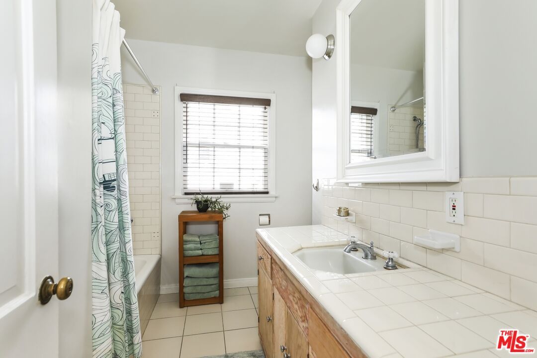 Bathroom, Interior, Tile Countertops