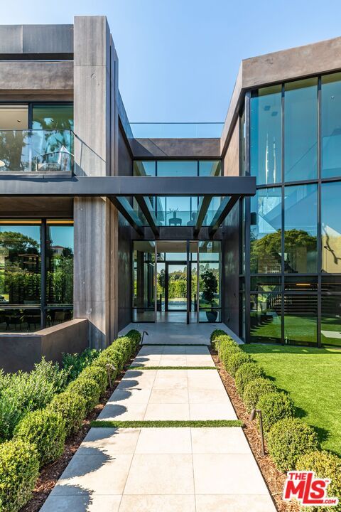 Backyard, Exterior, Facade, Modern