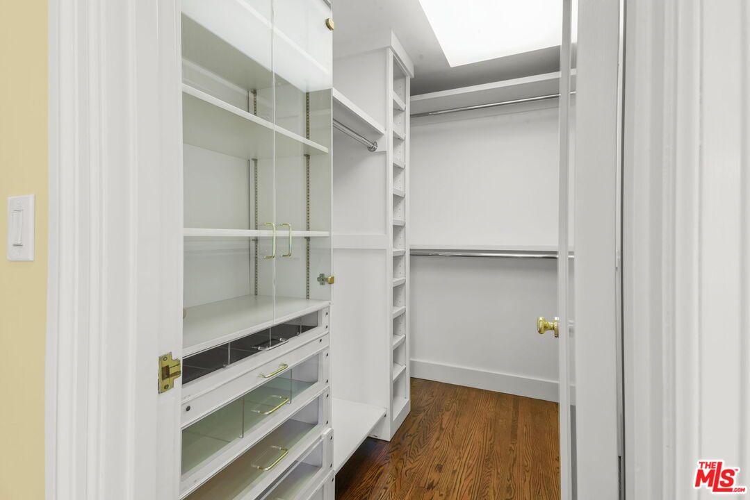 Interior, Walk-in Closets, Wood Texture Flooring