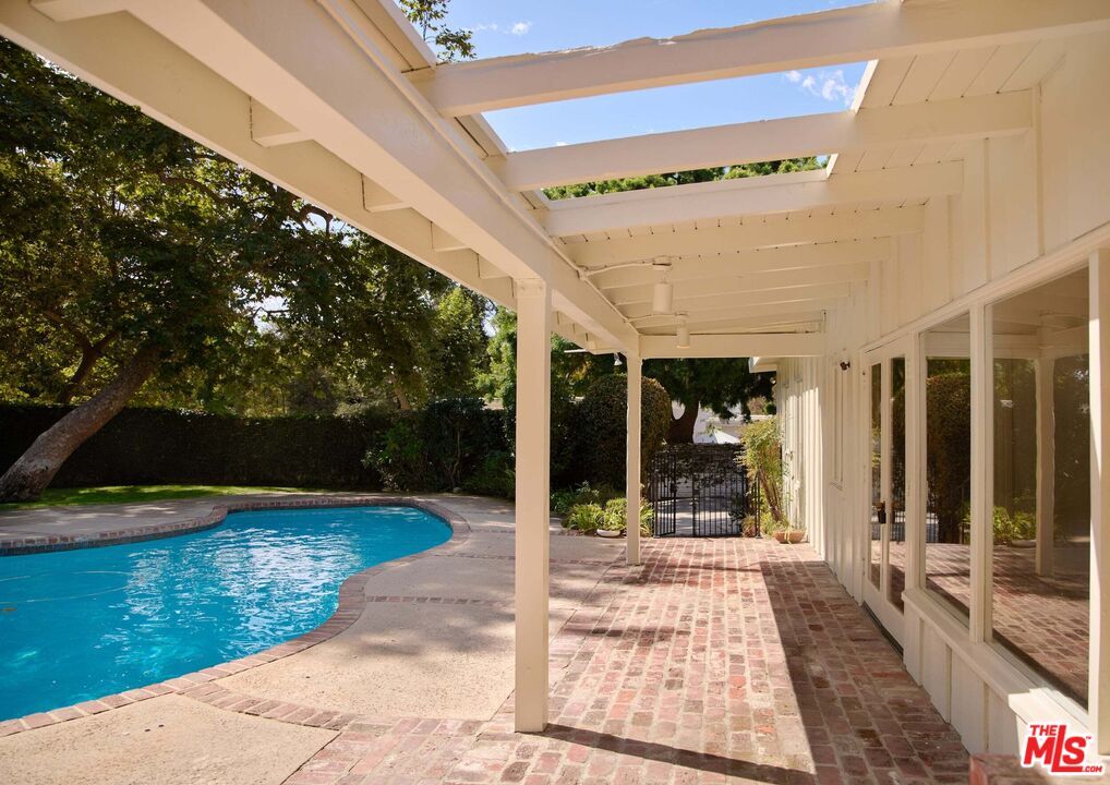 Exterior, Pool