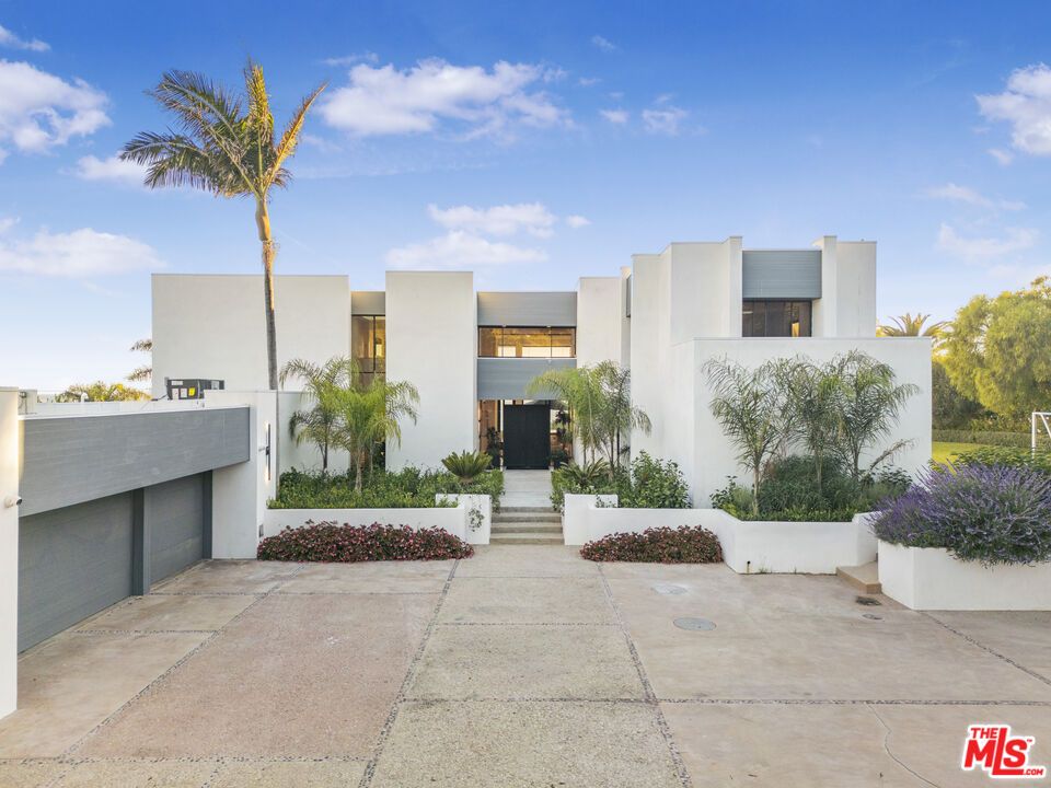 Attached, Exterior, Facade, Modern