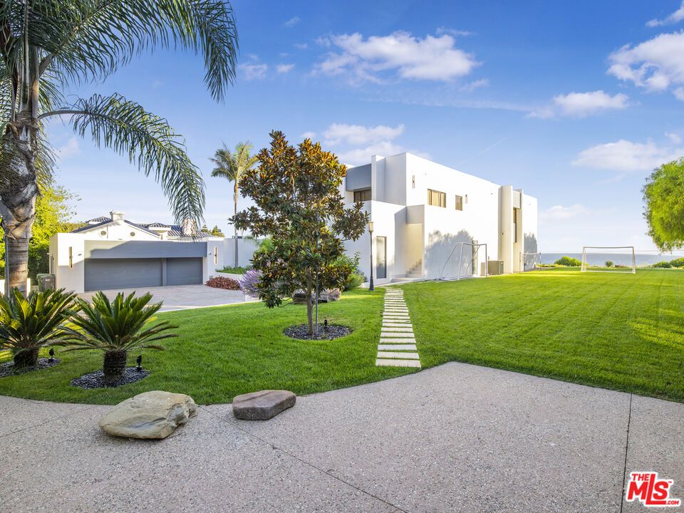 Attached, Backyard, Exterior, Facade, Modern