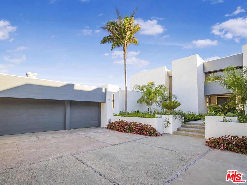 Attached, Exterior, Facade, Modern