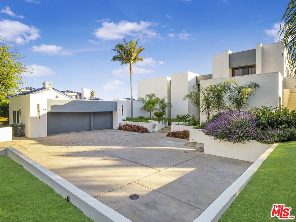 Attached, Exterior, Facade, Modern