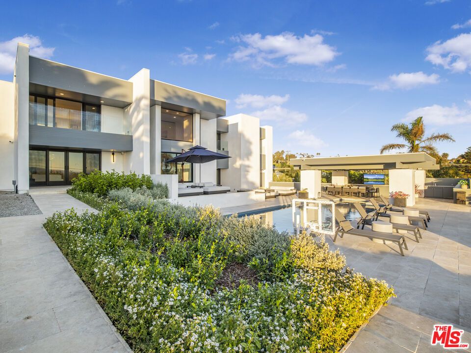 Exterior, Facade, Pool, Modern
