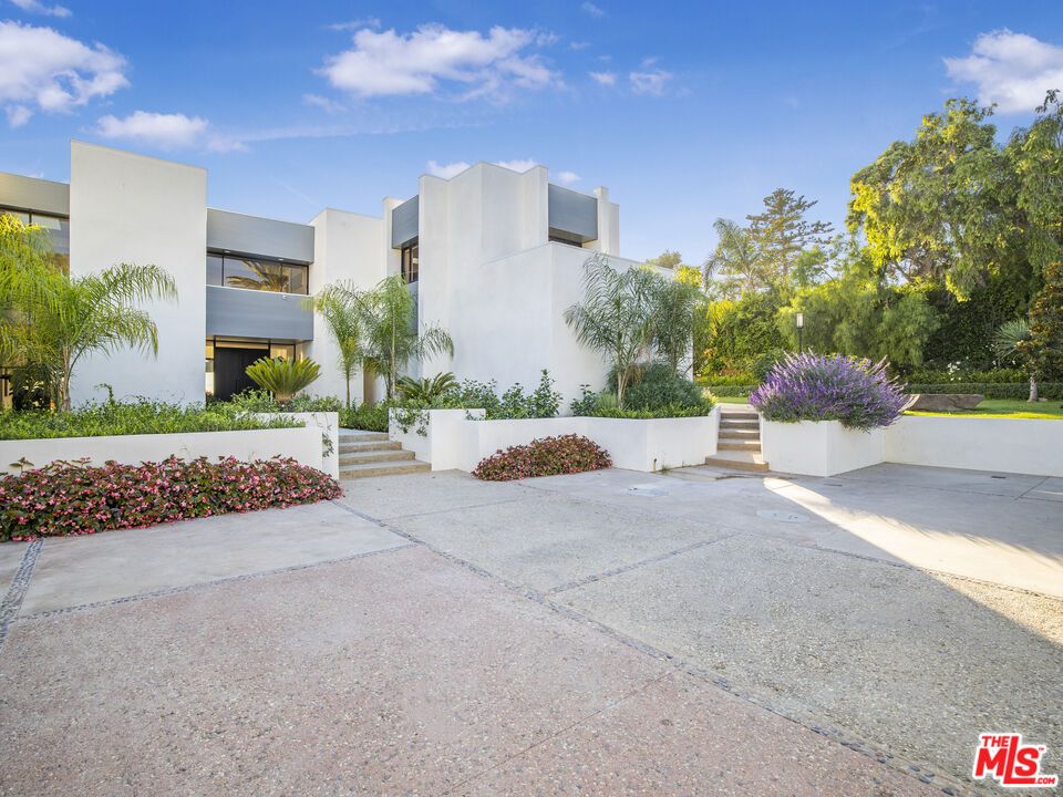 Exterior, Facade, Modern