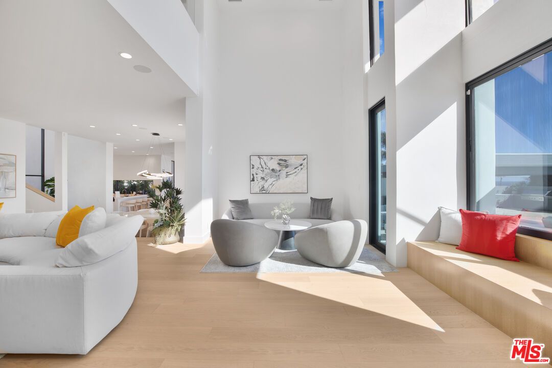 Dining room, Interior, Living room, Pendant Lights, Recessed Lighting, Wood Texture Flooring