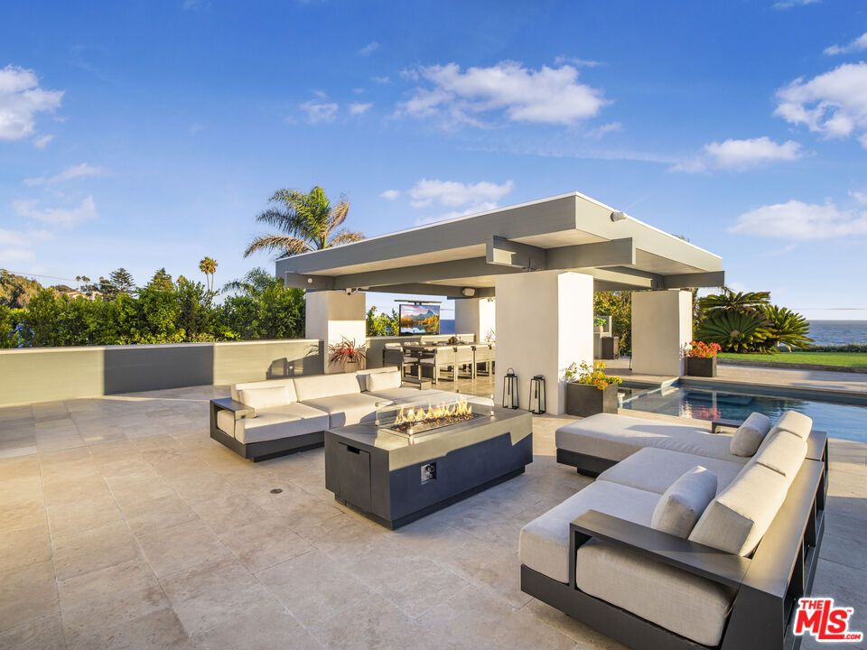 Exterior, Pool, Water