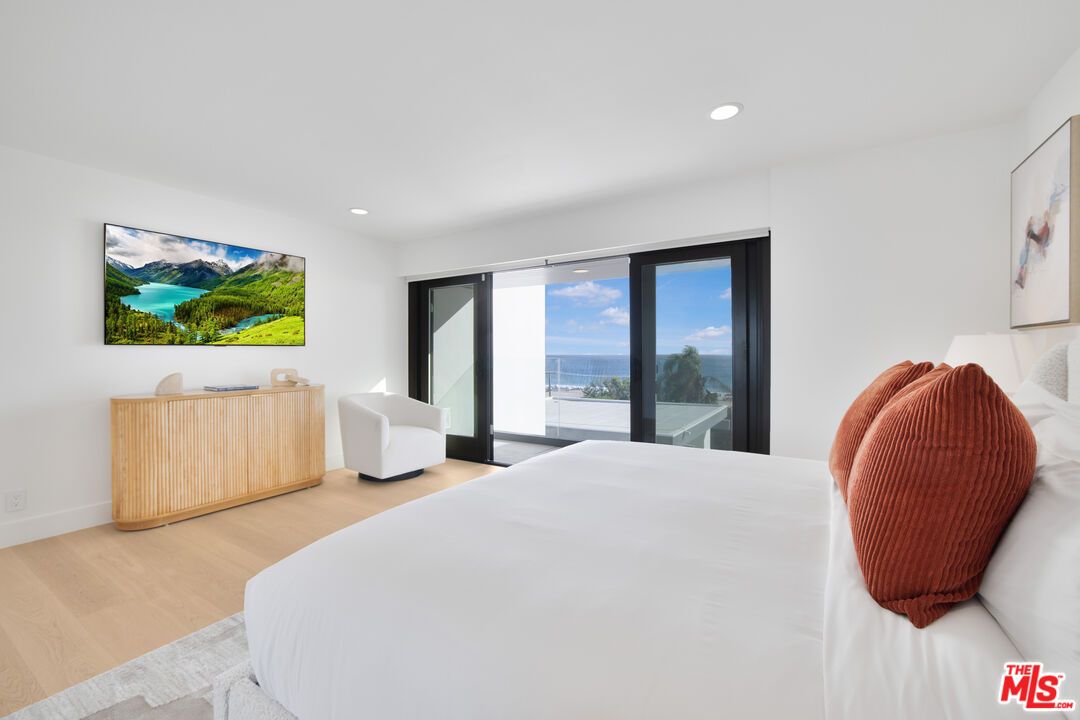 Bedroom, Interior, Recessed Lighting, Water, Wood Texture Flooring