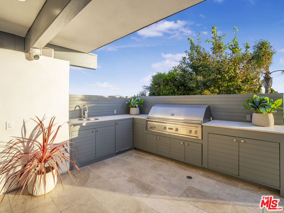 Exterior, Outdoor Kitchen